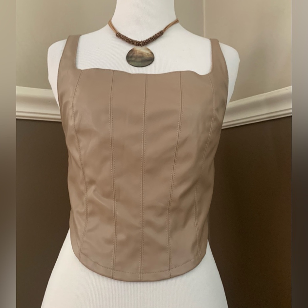 AARON & AMBER ladies poly blend faux leather corset top in a Medium VVGUC++